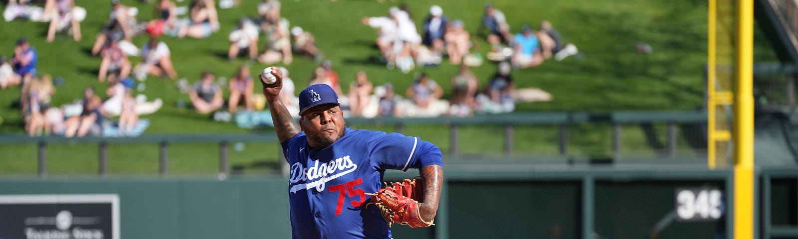 Dodgers select contract of right-handed pitcher Reyes Moronta