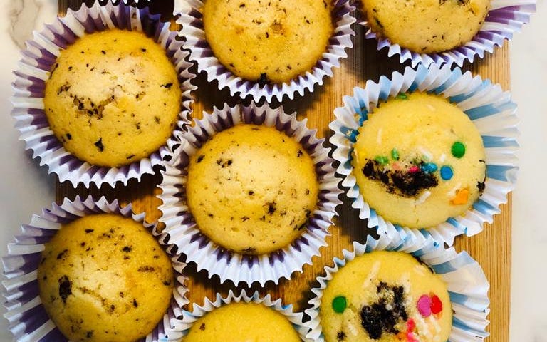 Vanilla Cupcakes: Chocolate Chips and Cakes with Toppings
