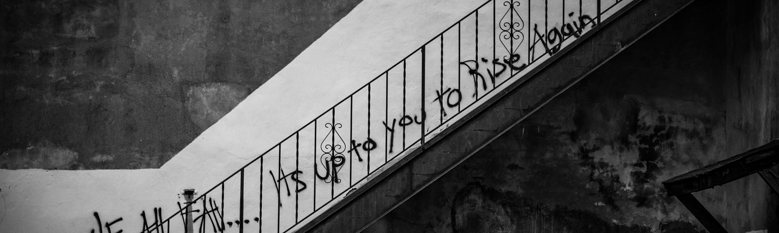 It is up to you rise again duvar yazısının önünde bir merdiven