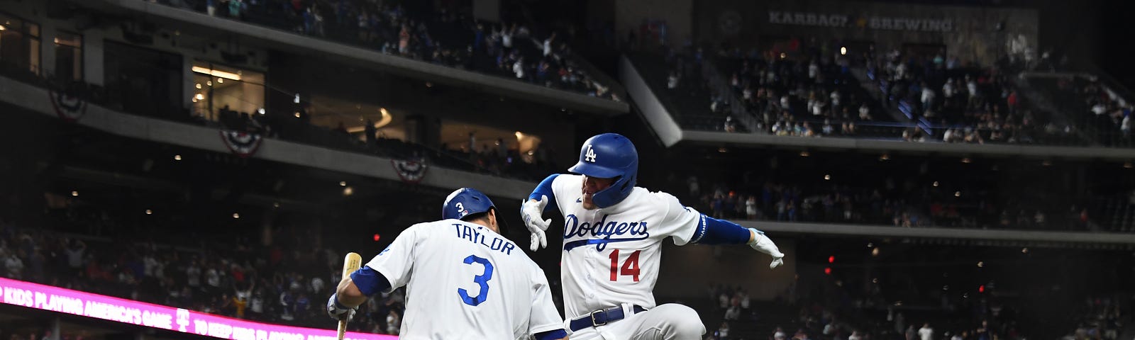 Kike Hernandez High Five GIF - Kike Hernandez High Five Dodgers