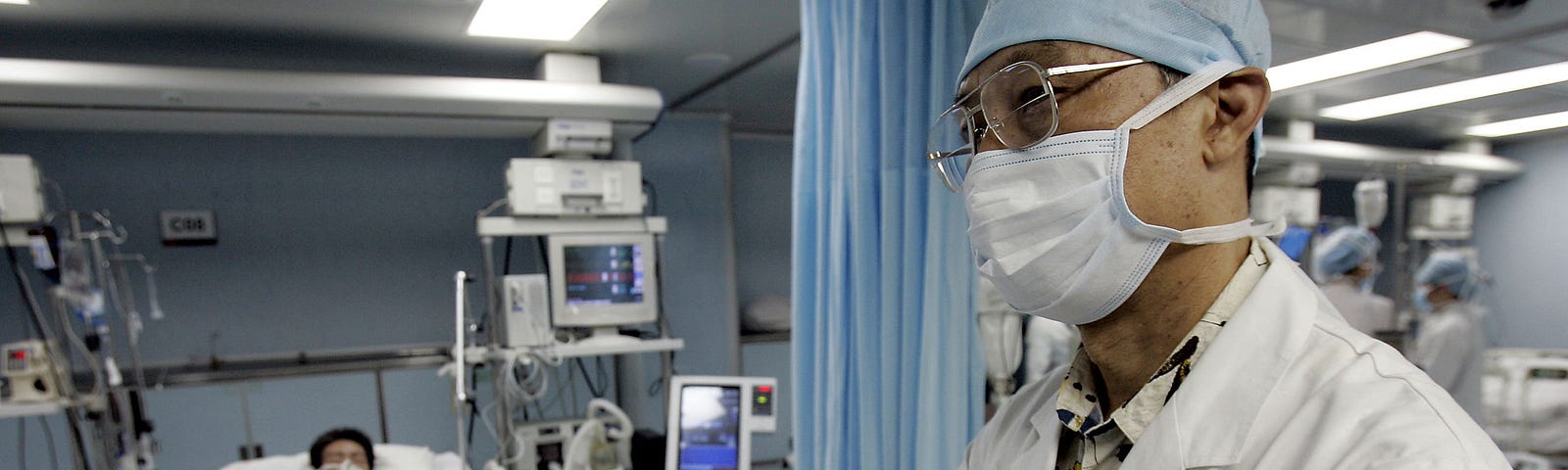 China’s top SARS expert Zhong Nanshan during his rounds in the infectious disease ward.