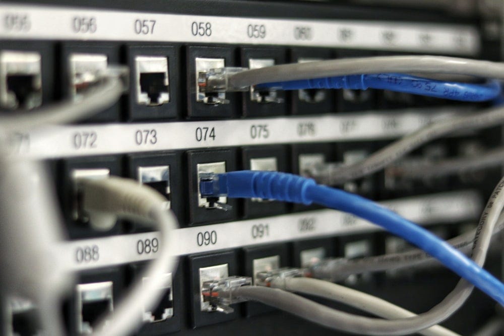 인터넷 선이 복잡하게 연결되어 있는 서버