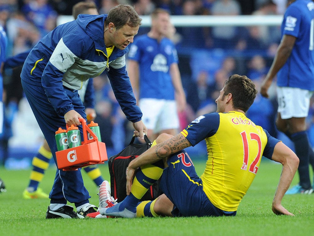 Olivier Giroud in pain after breaking his tibia against the Toffess in 2014