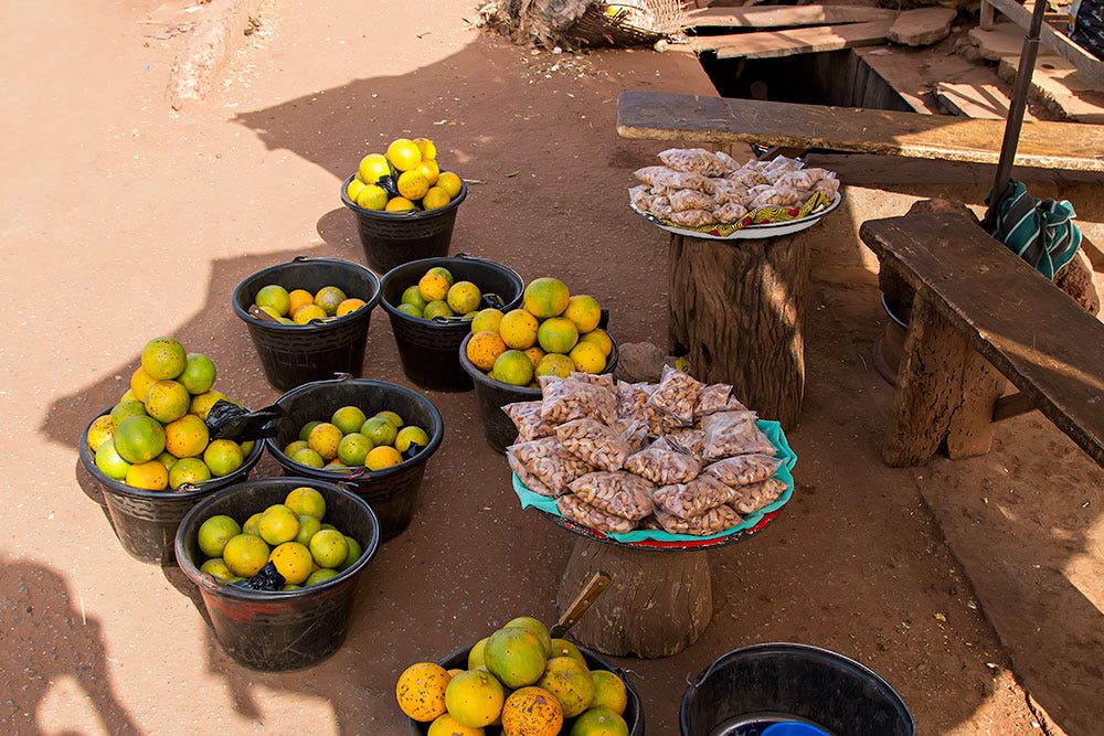 Naranjas frescas y los anacardos más deliciosos en el mercado de Orodara, Burkina Faso.