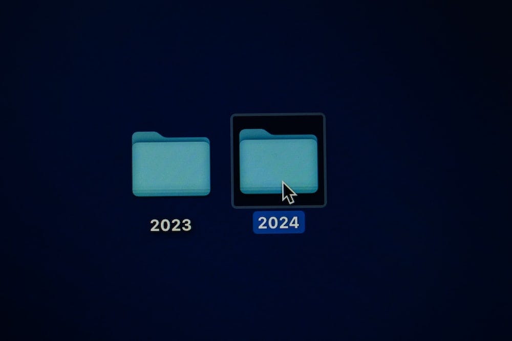 A imagem apresenta um fundo azul com duas pastas exibidas na tela. As pastas estão posicionadas lado a lado, sendo uma ligeiramente maior do que a outra.