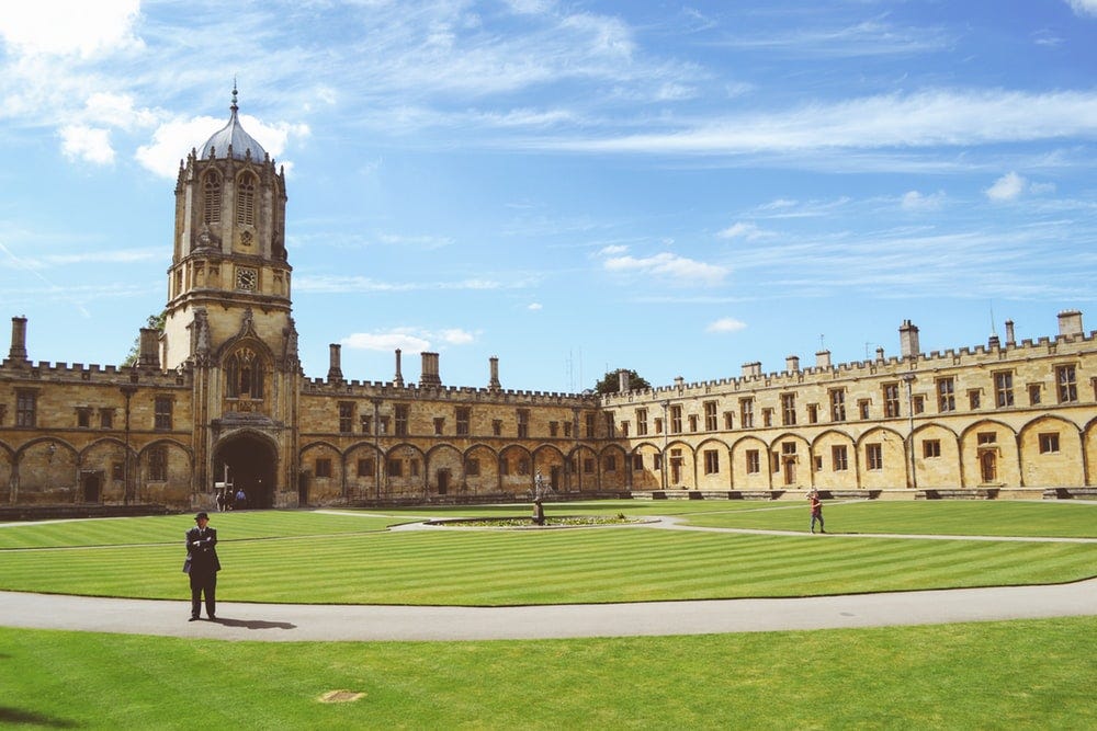 Oxford Universisty: Photo by delfi de la Rua on Unsplash