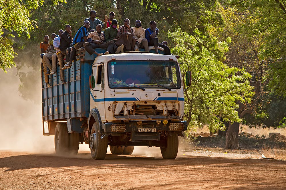 Los camiones también son una forma muy popular de ir de A a B en Burkina Faso.