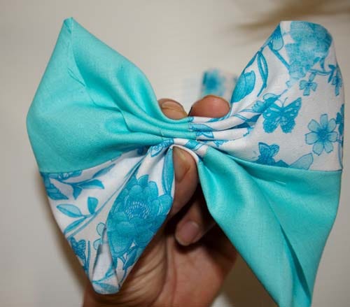 Making fabric bows is super simple. Step-by-step DIY tutorial - NO SEWING needed. Great for crafts and refashions. #upcycle #recycle #crafting