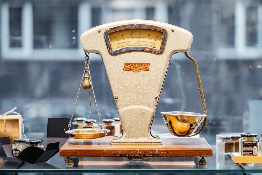 A picture of an old fashioned weighing scales.