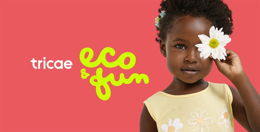 A imagem tem fundo rosa e à esquerda há o logo de Tricae Eco & Fun em sua versão horizontal e à direita há a foto de uma menininha negra segurando uma flor branca na frente de um dos olhos.