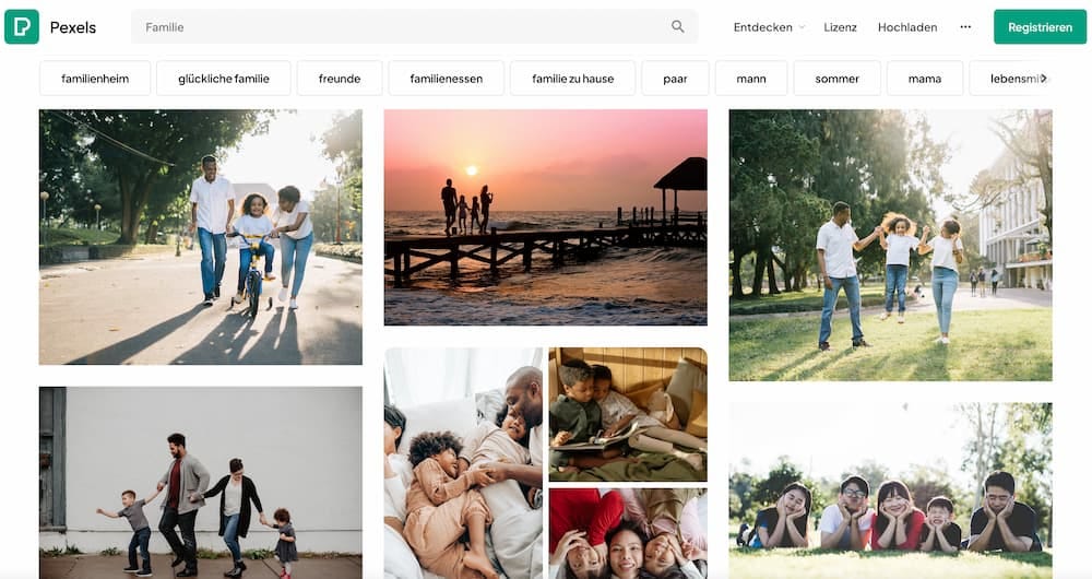 Screenshot vom November 2022 mit den ersten Bildern, die angezeigt werden, wenn man auf Pexels.com nach „Familie“ sucht. Bilder zeigen heterosexuelle Paare mit Kindern.
