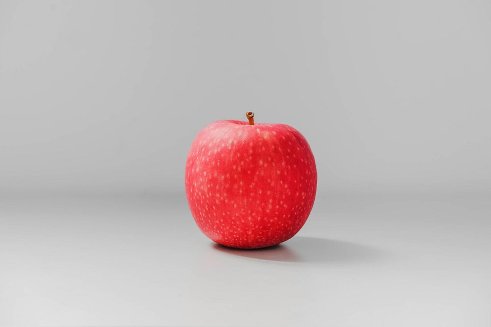 「紅紅的蘋果」說成台語跟華語，其實在語感上有點落差（an_vision null on Unsplash）