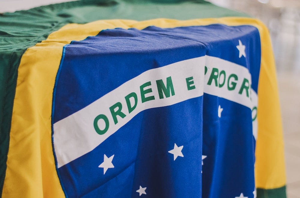 Bandeira do Brasil estendida em cima de uma mesa