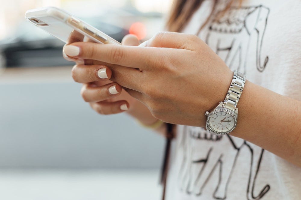 Mujer mirando su celular — Unspash.com