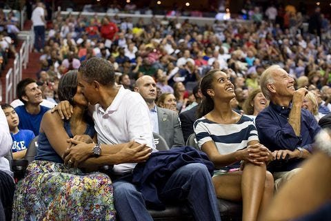 2012 年在球賽中被捕捉到的歐巴馬夫婦
《成為這樣的我》－蜜雪兒．歐巴馬，一個平凡人的不凡旅程