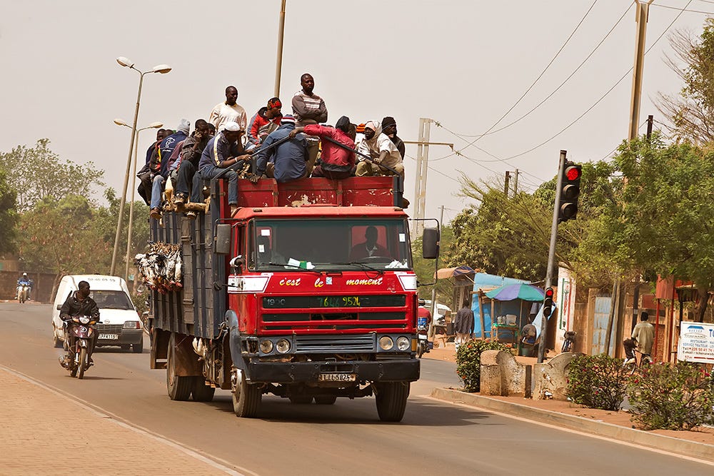 Camión totalmente cargado en Ouagadougou, Burkina Faso - También remolque de pollos.