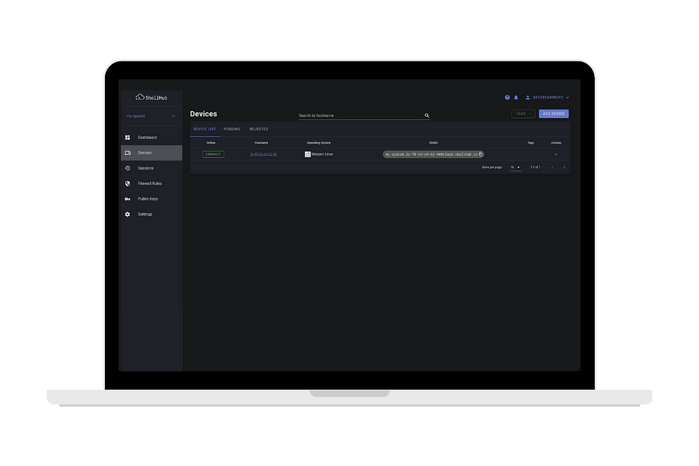 Notebook mostrando como os devices ficam organizados no Shellhub. A lista contempla as seguintes informações, da esquerda para direita: status de dispositivo online/offline; Hostname; Sistema Operacional; SSHID que é o código identificador de cada dispositivo registrado; TAGs; Ações
