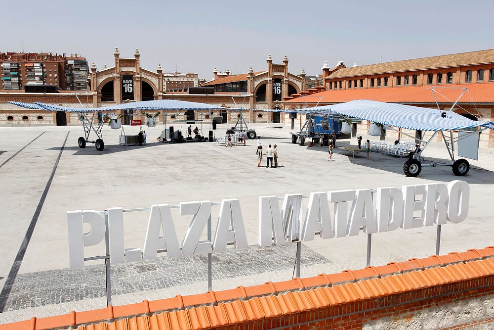 The architect Adres Jaque redesigned the main square of the complex by retrofitting two industrial agricultural irrigation systems into a stage for summer events.
