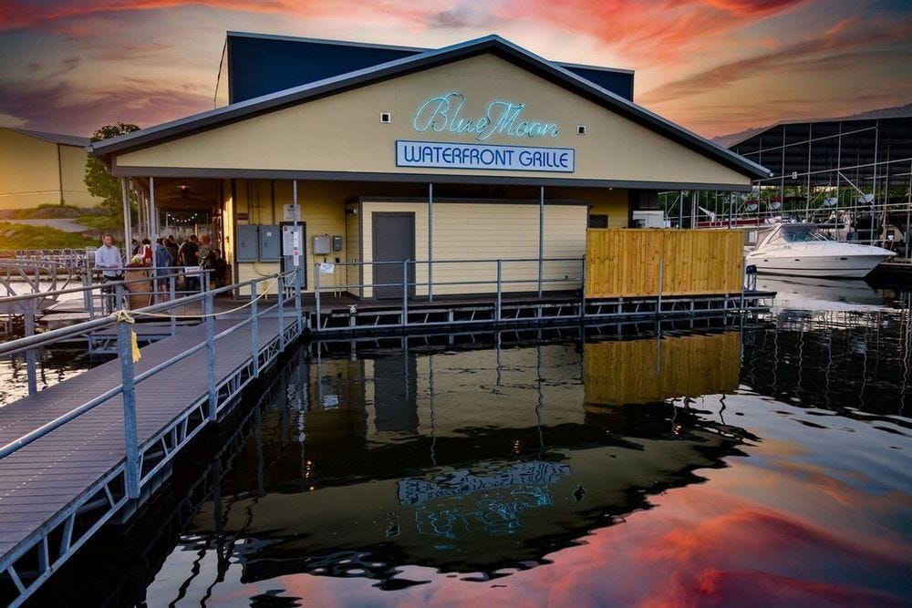 Image of a popular waterfront restaurant in Charlotte Park