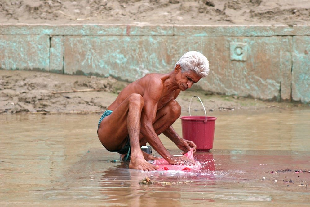 La gente usa el Ganges para bañarse, bañarse, bañarse, comer, limpiar utensilios y cepillarse los dientes.