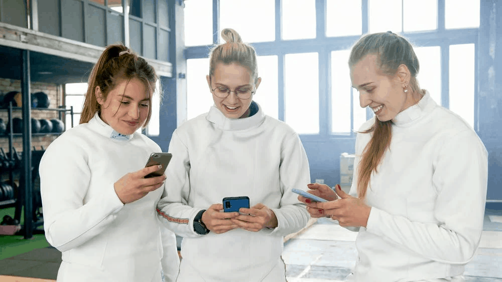 A group of girls who are enjoying always knowing who is calling them with CallApp