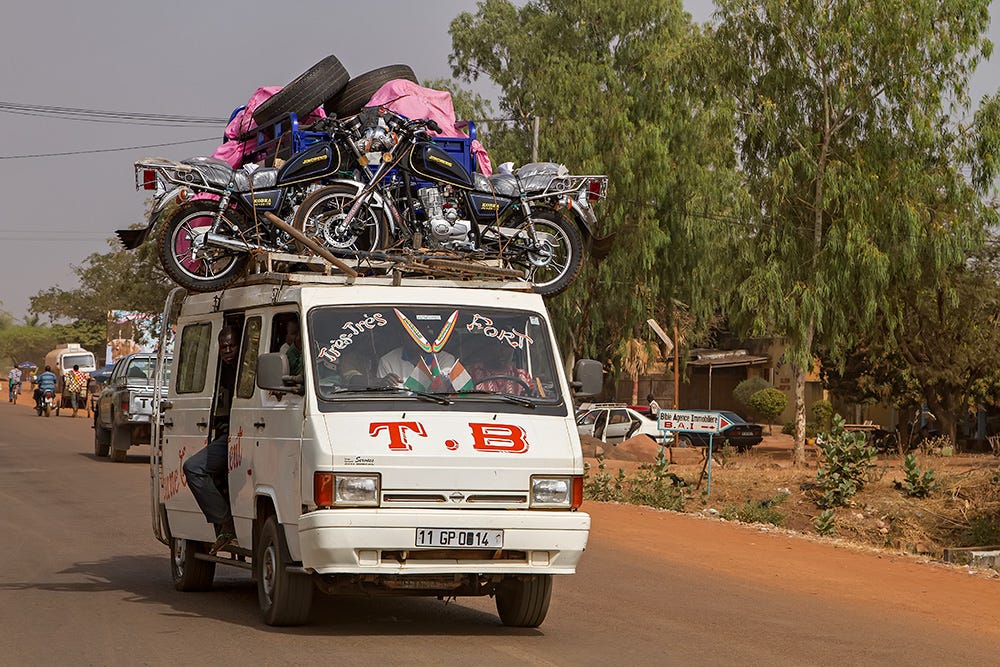Otro taxi rural en Burkina Faso.
