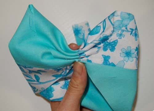 Making fabric bows is super simple. Step-by-step DIY tutorial - NO SEWING needed. Great for crafts and refashions. #upcycle #recycle #crafting