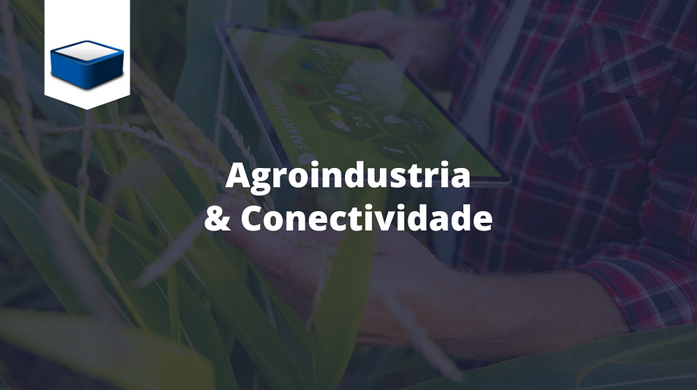 agricultor segurando um tablet onde contém informações de cultivo da sua smart farming, como temperatura e humidade em meio a uma plantação