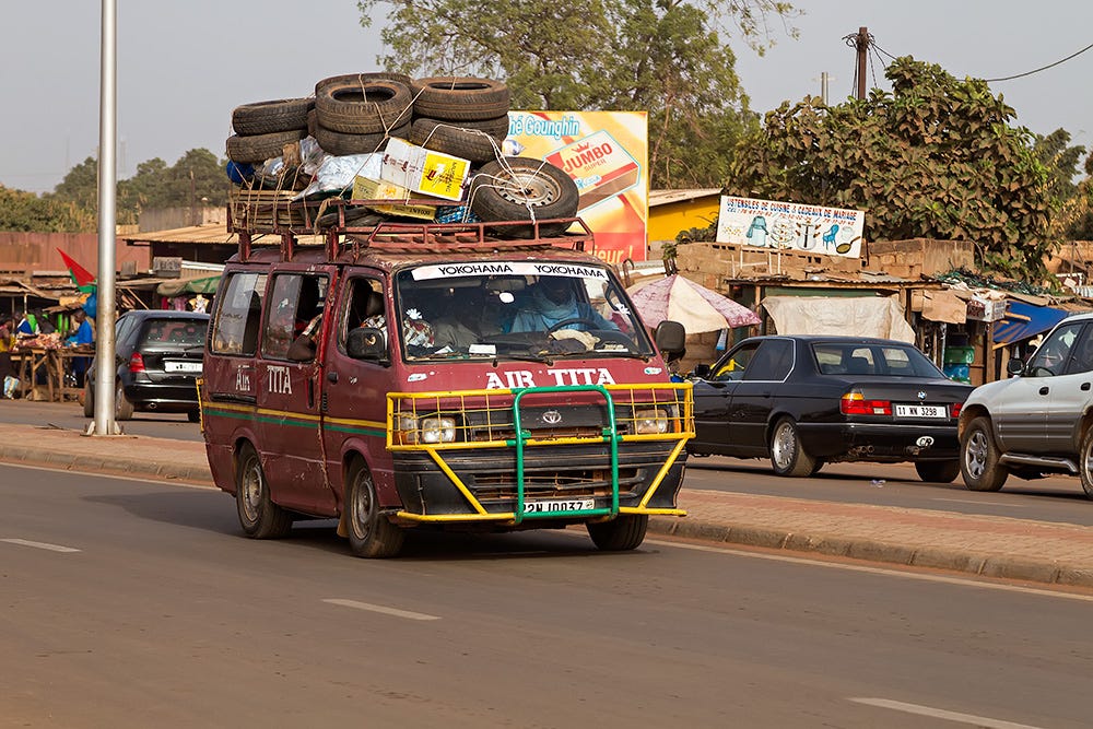 Taxi-brousse completamente cargado en Uagadugú, Burkina Faso - Unos cuantos neumáticos a cuestas para estar seguros...
