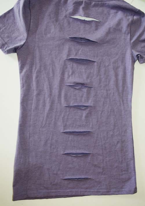 Make a simple cut bow t-shirt refashion. A step-by-step, diy sewing or no-sewing tutorial. #upcycle #refashionista #recycle #clothing #crafts #crafting