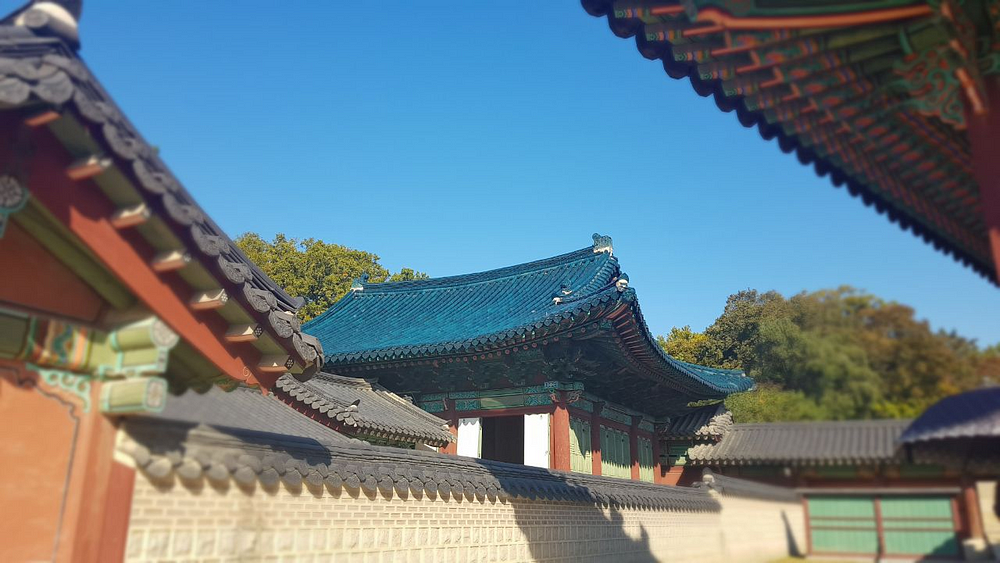 Past Seoul with Changdeokgung palace