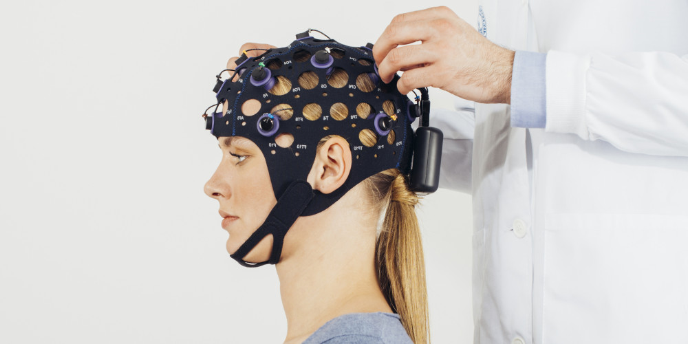 Portable and wireless semi-dry EEG cap with 8, 16, 32 and 64 chanels for real-world research.