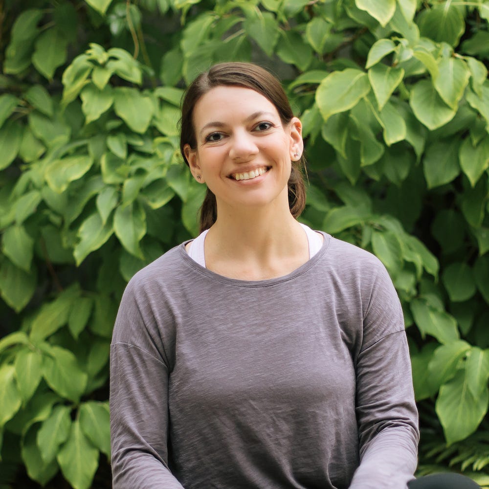 Head shot of Laura Jawad, Seattle-Area Pregnancy and Postpartum Personal Trainer and Birth Doula.