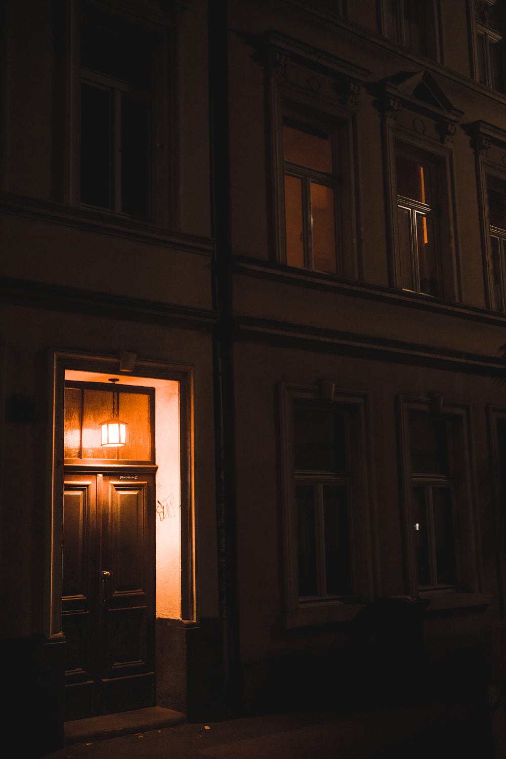 Exposure triangle: A shot with auto settings of a house at night