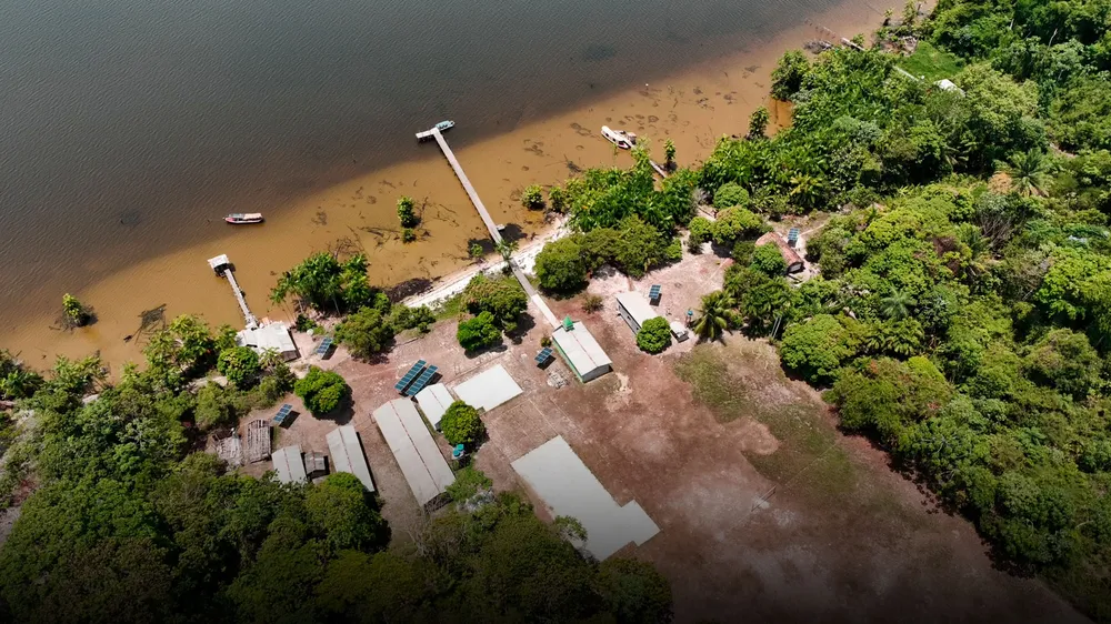 Imagem aérea de uma comunidade ribeirinha no Pará.