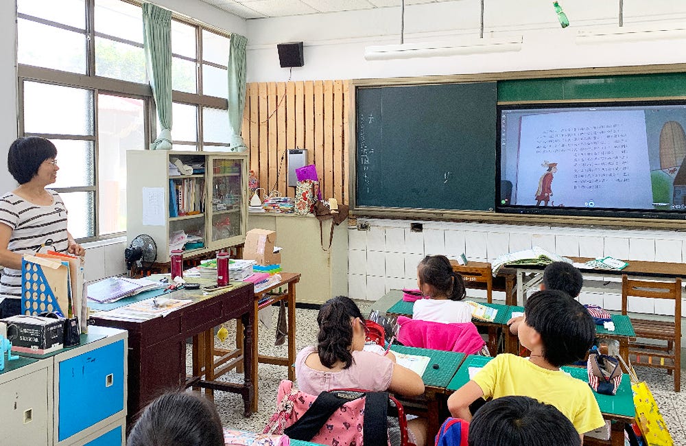 A teacher displaying Mandarin text for a read aloud session.