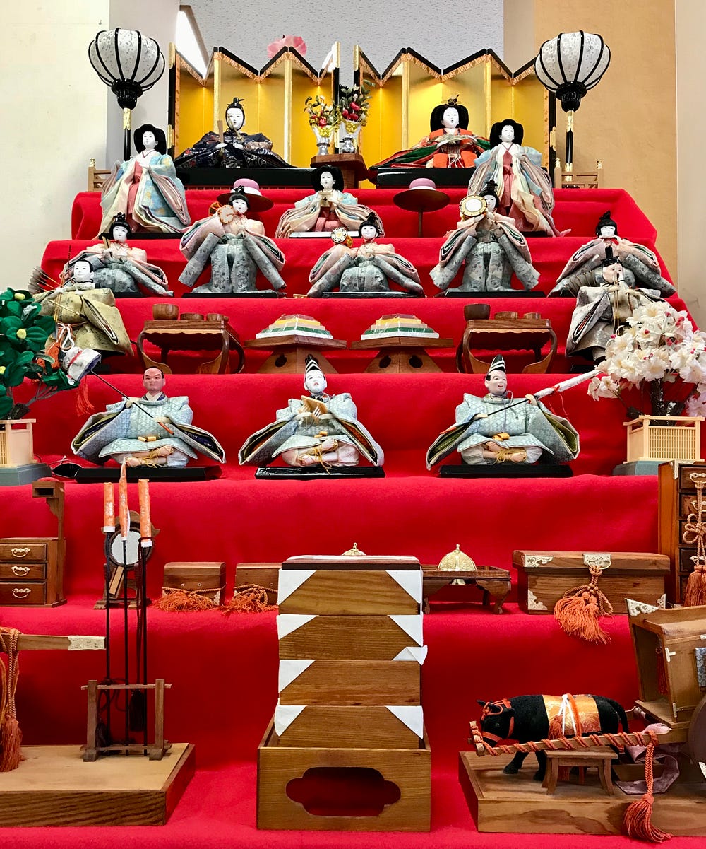 7 tiers of hinamatsuri dolls