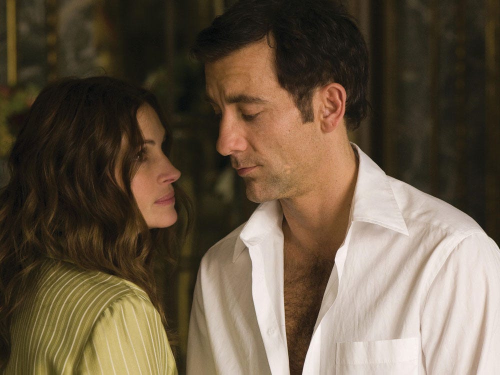 Clive Owen and Julia Roberts looking seductively at each other in Duplicity.