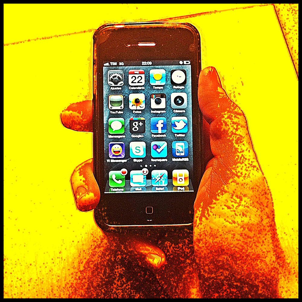 Screen of an iPhone 3 showing icons.