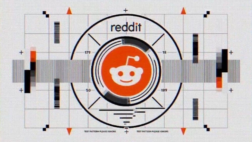 Imagem mostra captura de tela de uma campanha do Reddit divulgada no começo de 2021. Vê-se o logo da marca com elementos gráficos ao redor.
