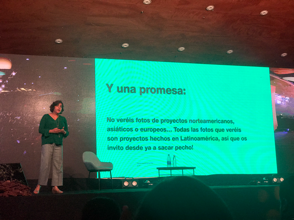 Apresentadora no palco