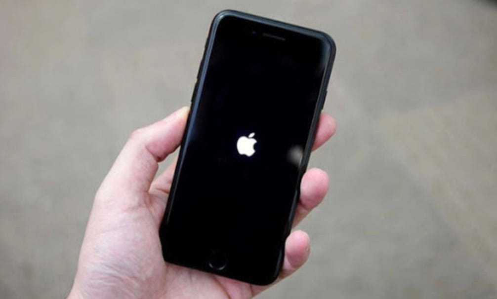 apple logosunda takılı kalan iphone