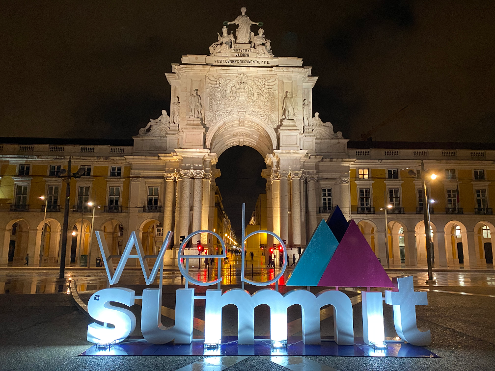 Letreiro iluminado com o logo do Web Summit na praça do comércio em Lisboa