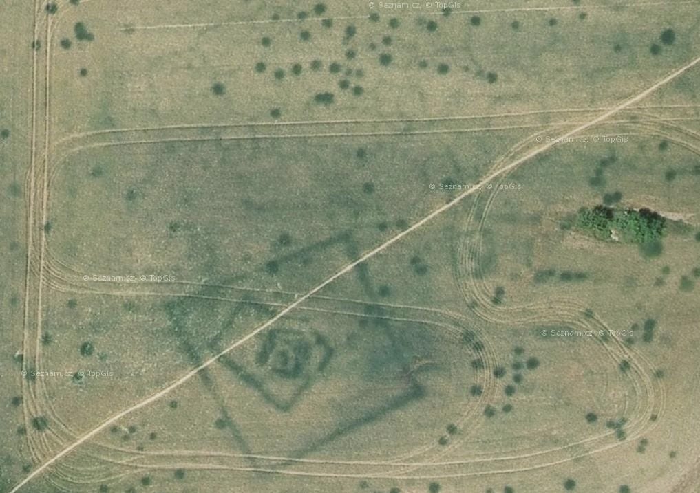 Visible vegetation features of rectangle-shaped settlement along with sets of waste pits in Ctiněves (late Bronze Age)