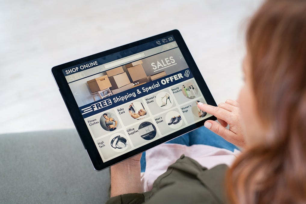 Na imagem, uma mulher acessa loja online em tablet.