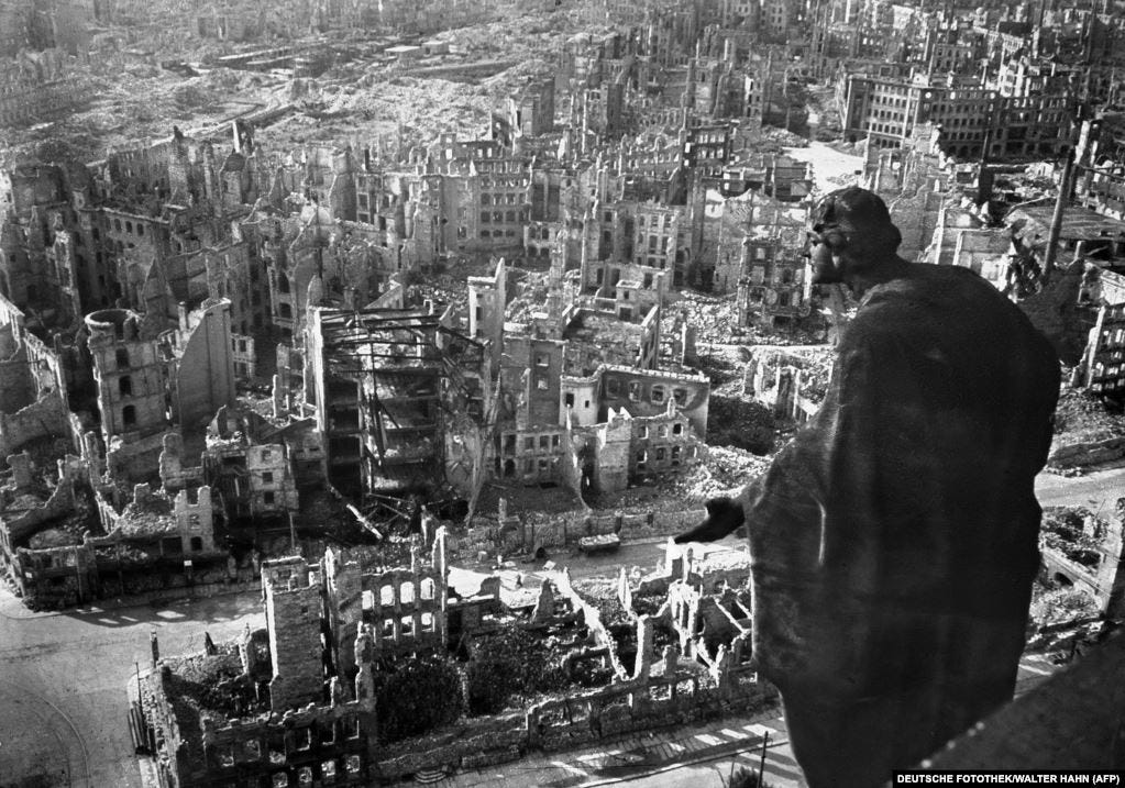 Foto puing-puing sisa bangunan setelah pengeboman kota Dresden (1945)