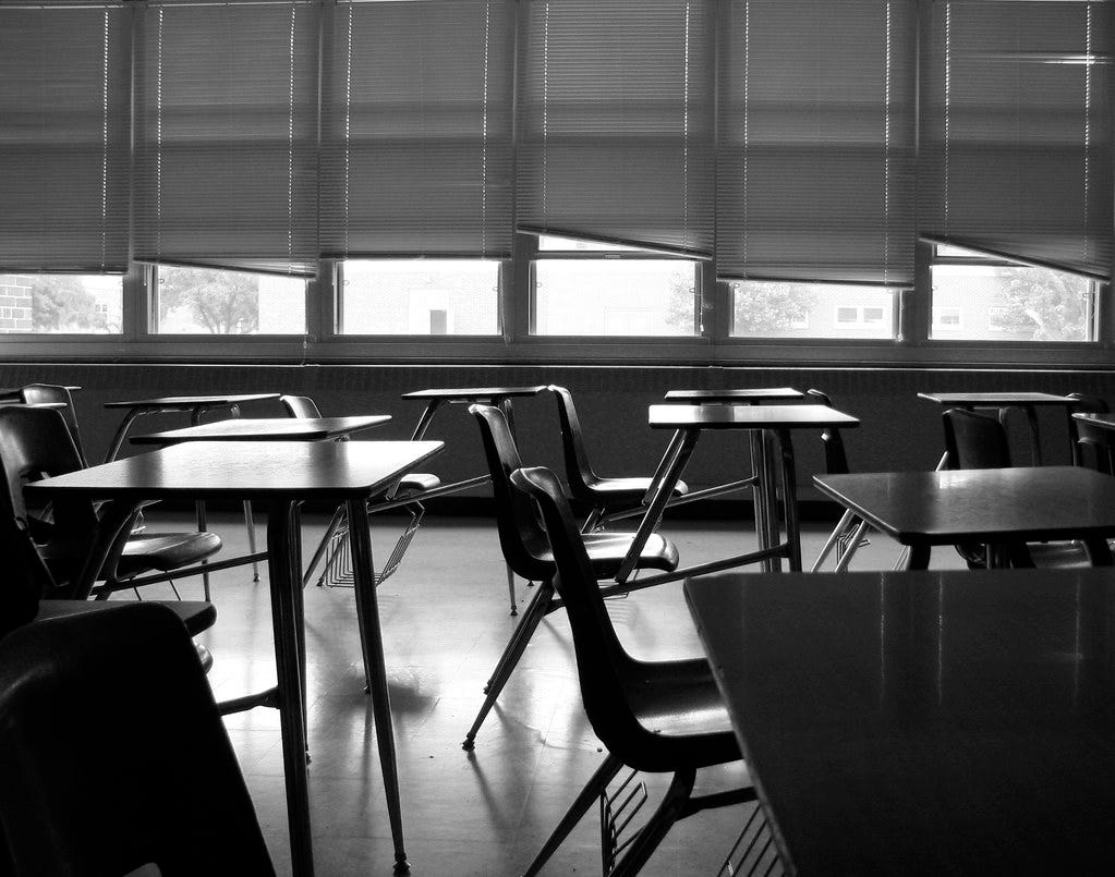 Salón de clases vacío en blanco y negro.