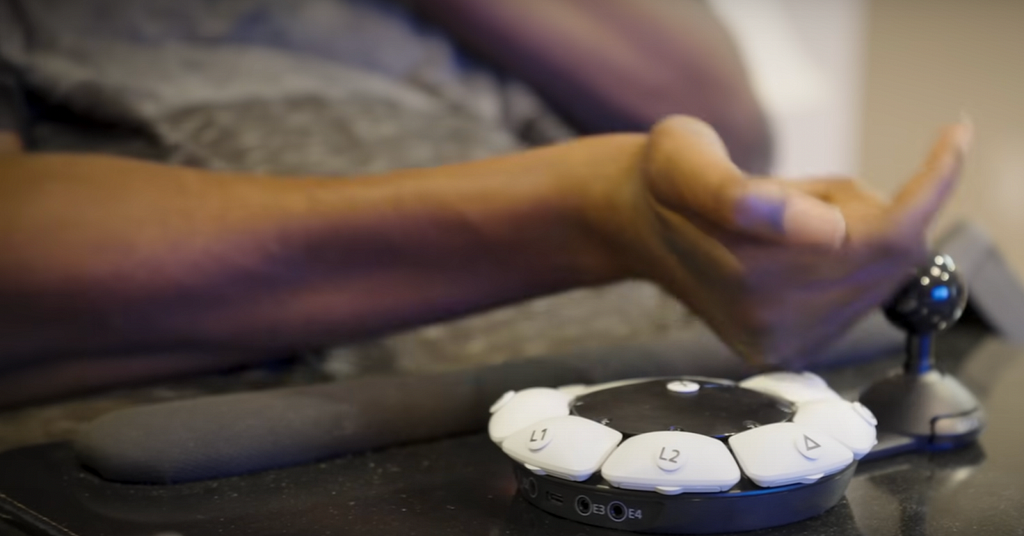 PS5控制器使用示意圖，一隻手利用手指關節操作圓盤按鈕