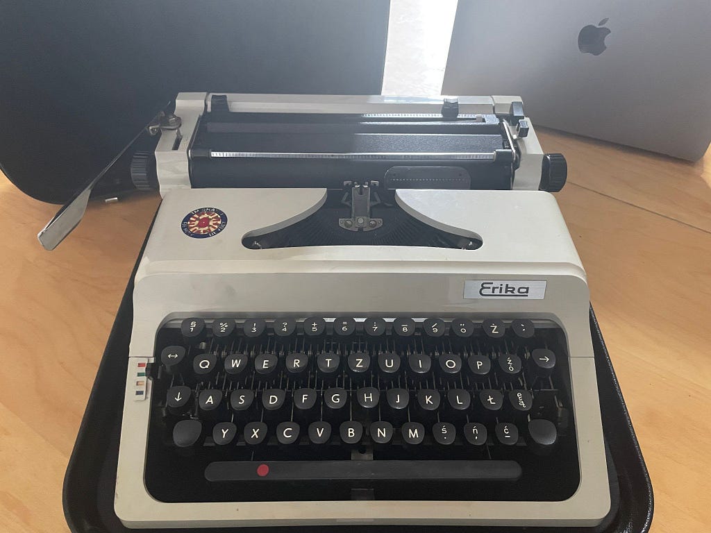 An image of a typewriter