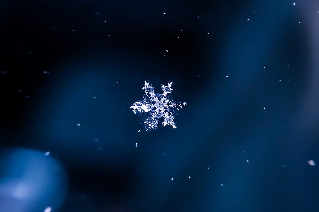 Propel Data’s now supports Snowflake warehouse, meaning developers can build data apps on top of GraphQL APIs powered by their Snowflake data, as illustrated by this single snowflake on a dark blue background consistent with Propel’s brand colors.